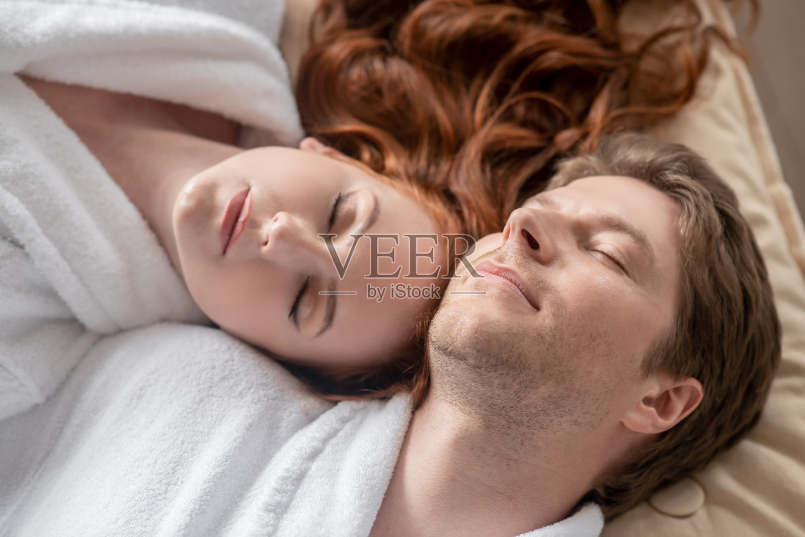 一男一女身穿白衣,神情轻松安详照片摄影图片