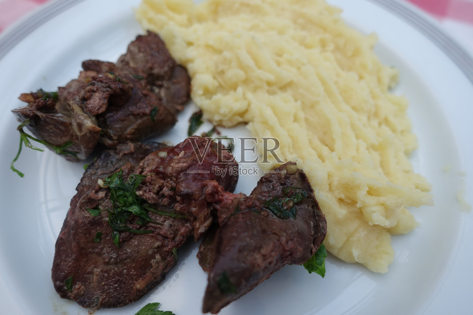 褐鸡肝配蒜蓉和欧芹,配牛奶煮的土豆泥照片摄影图片