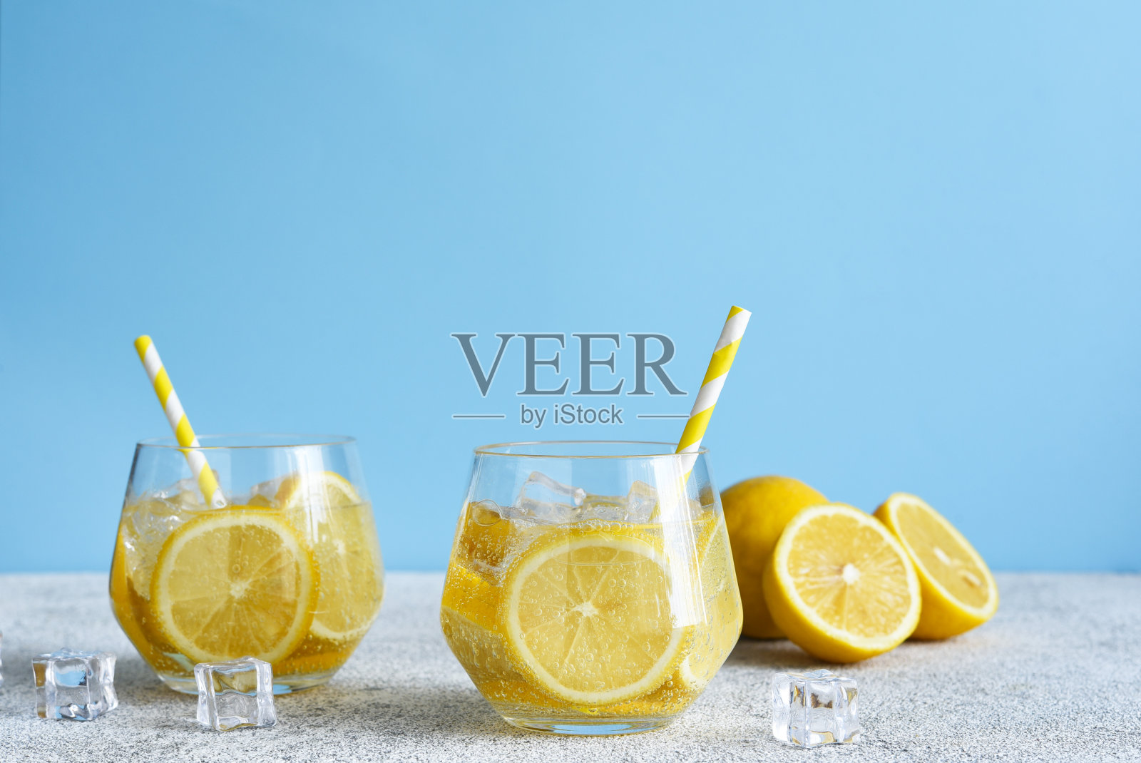 冰柠檬水加冰和柠檬汁。新鲜的夏季饮料。照片摄影图片