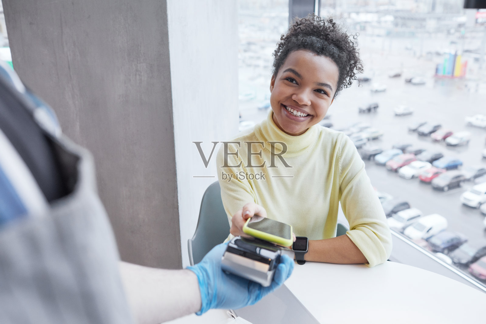 微笑的女人在咖啡馆付钱照片摄影图片