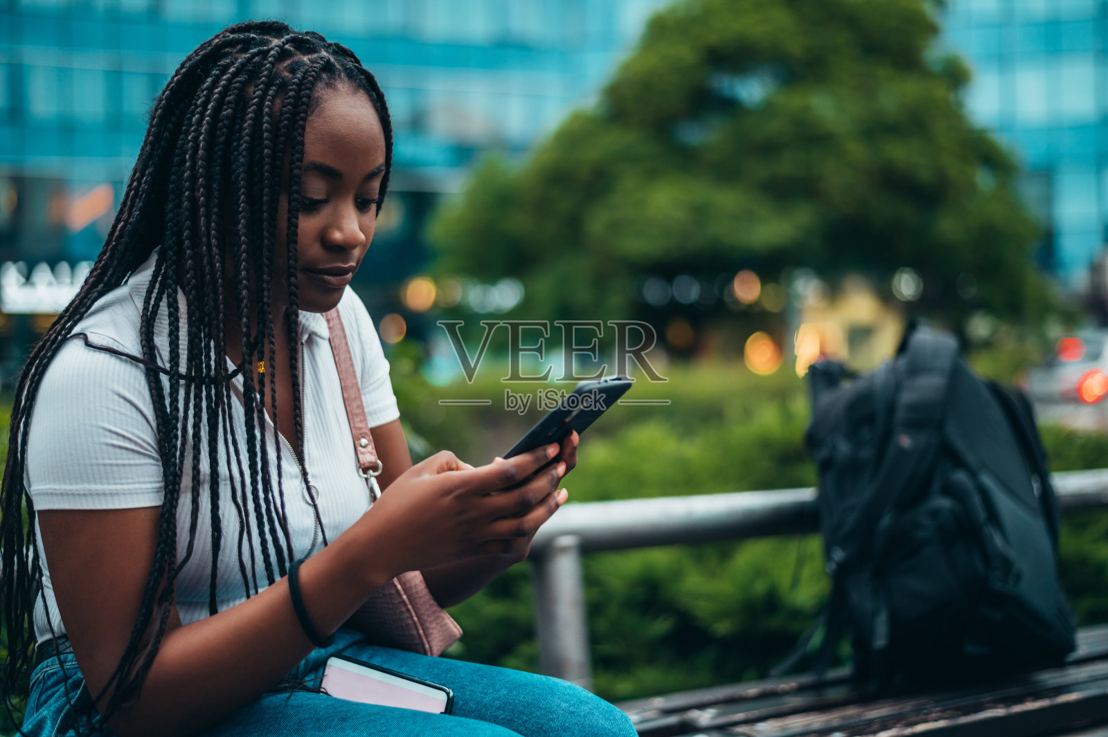 快活的非洲裔美国人在用智能手机照片摄影图片