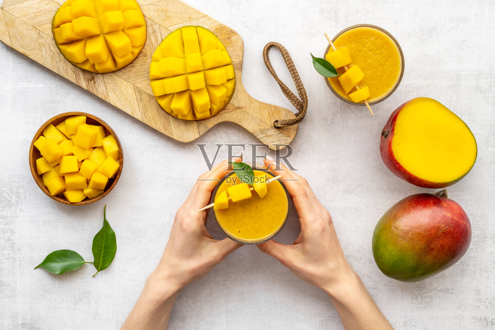 新鲜芒果奶昔。俯视图照片摄影图片