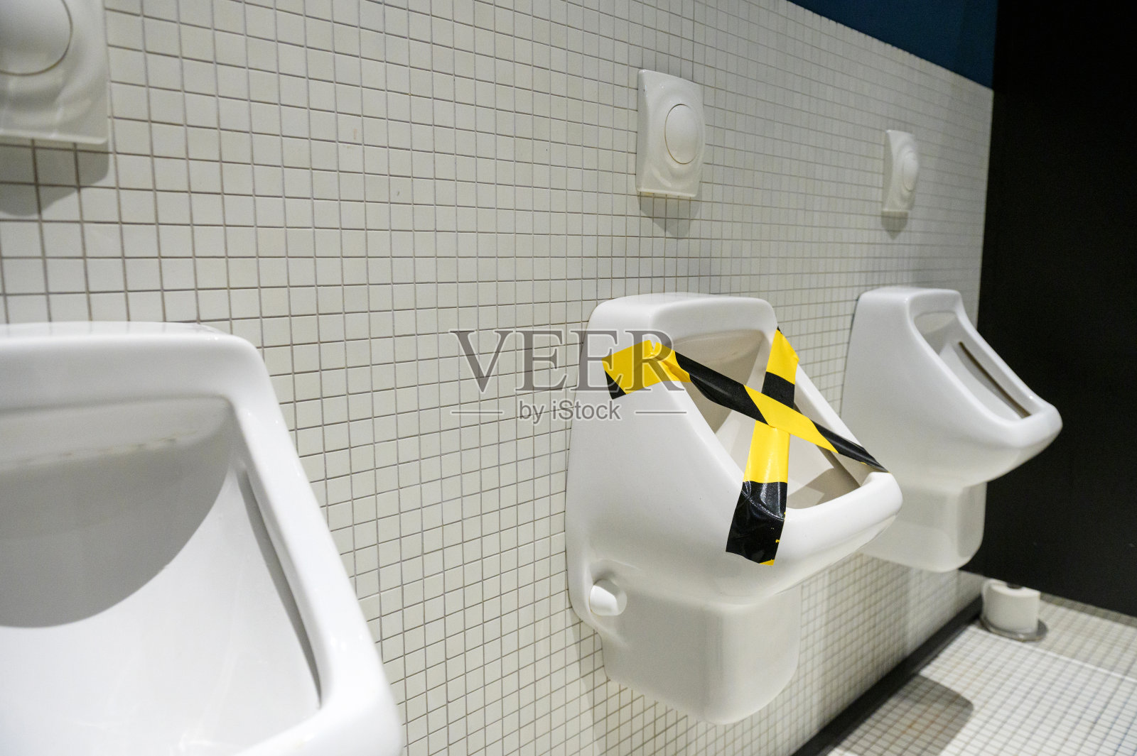 电晕大流行期间的现代厕所小便器照片摄影图片