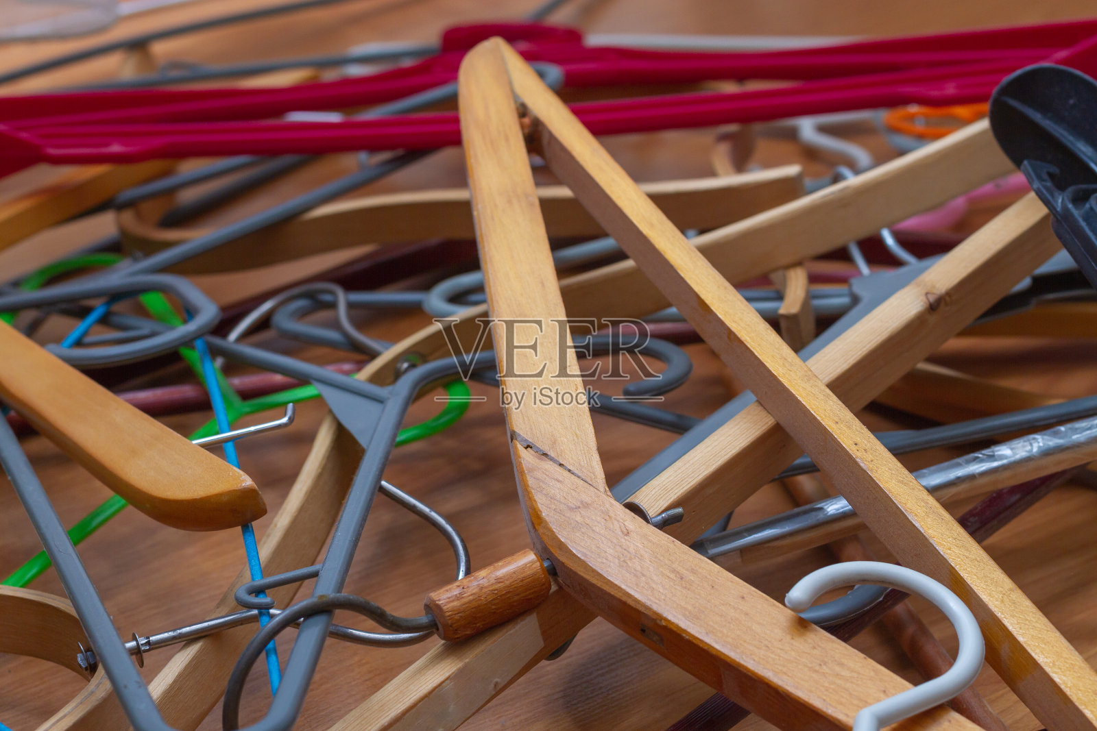 在清理衣柜之前,一堆衣架乱作一团照片摄影图片