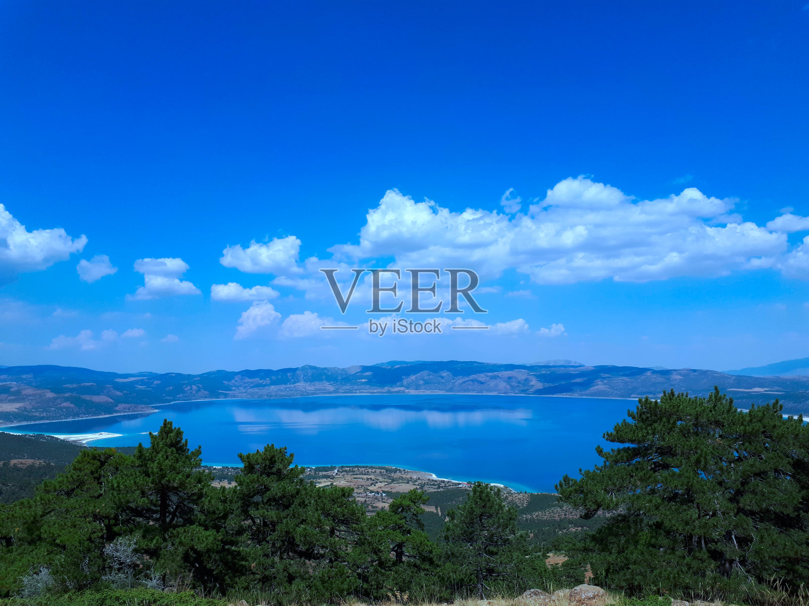 土耳其布尔杜尔的萨尔达湖。照片摄影图片