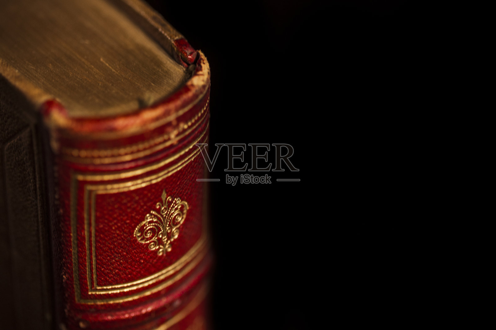 古董红精装书照片摄影图片
