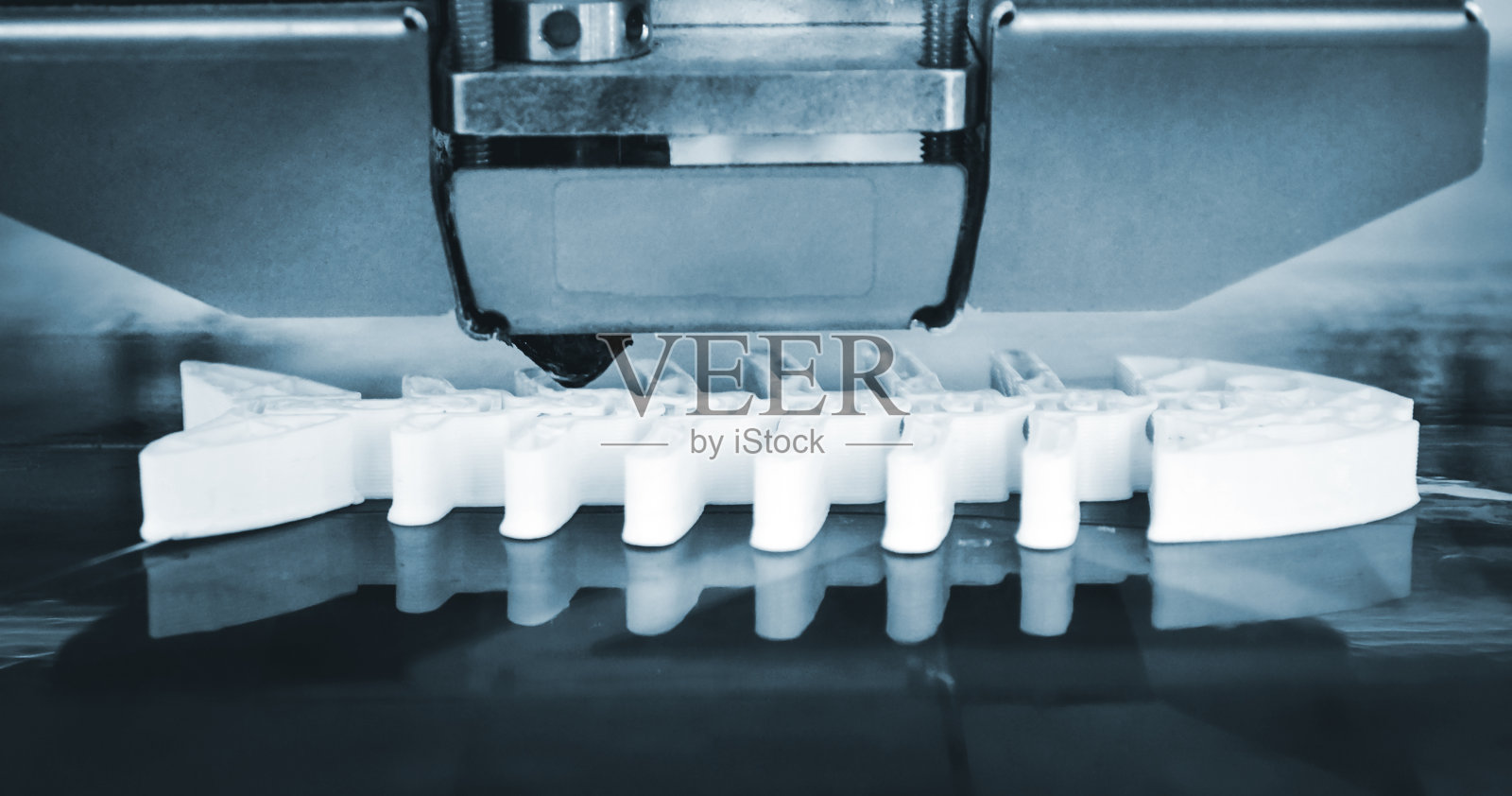 3D打印机工作和创建一个对象从热熔融塑料照片摄影图片