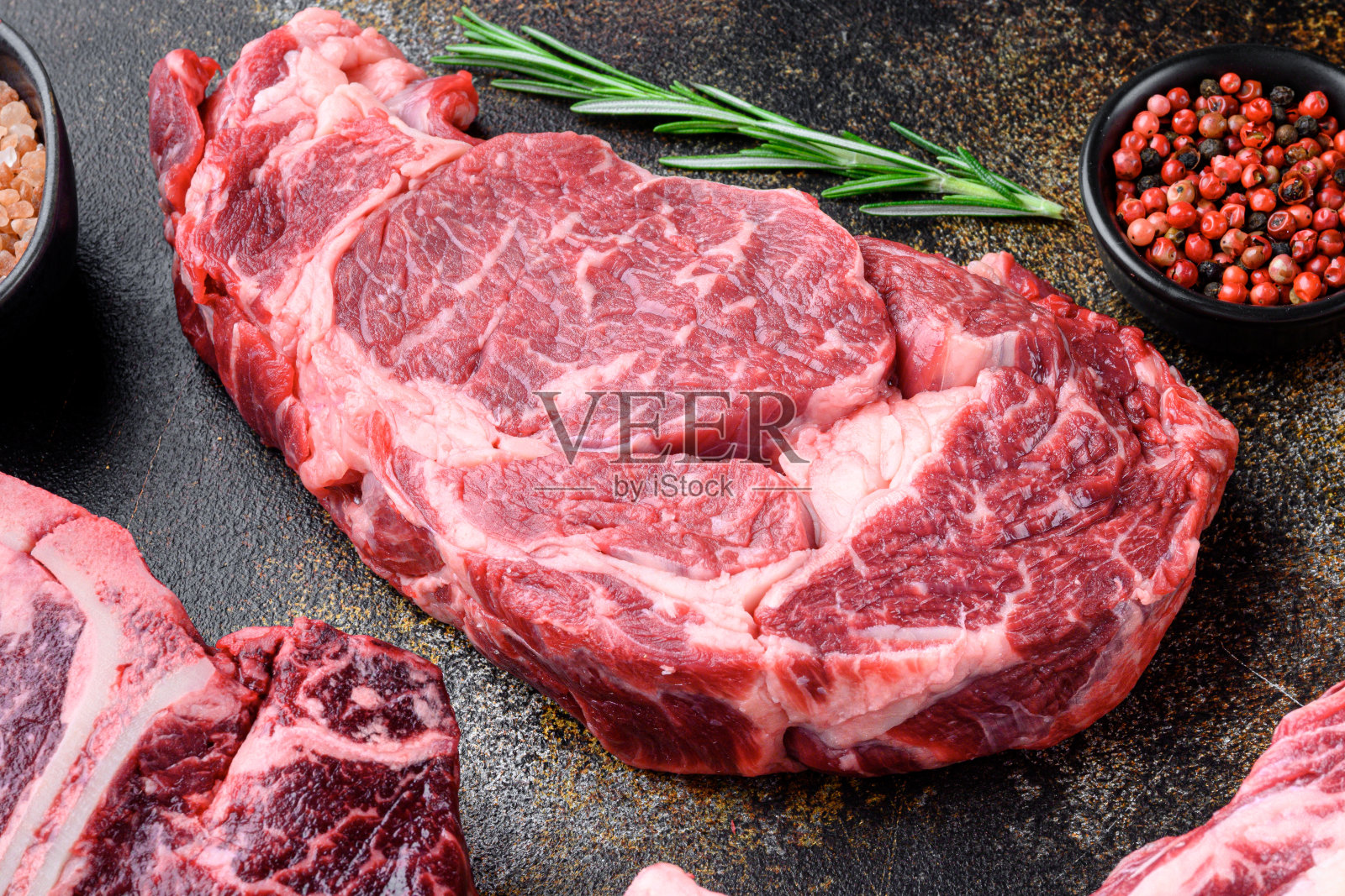 生肋眼牛排,在古老的深色乡村背景照片摄影图片