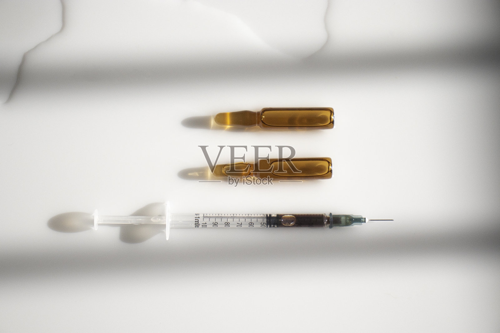 用covid - 19治疗的注射器对溢出水的背景照片摄影图片