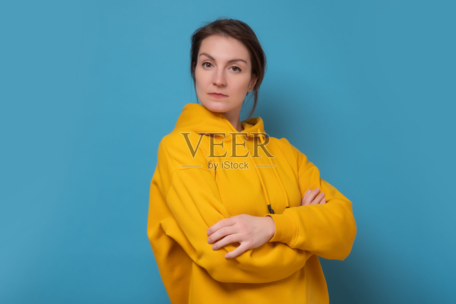 年轻漂亮的白人女人对着镜头微笑。照片摄影图片