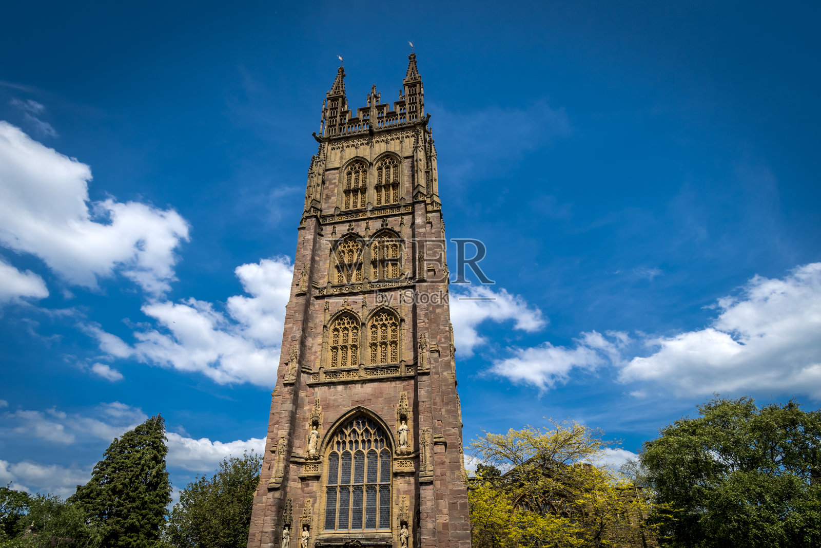 汤顿萨默塞特教堂的尖顶和天空照片摄影图片