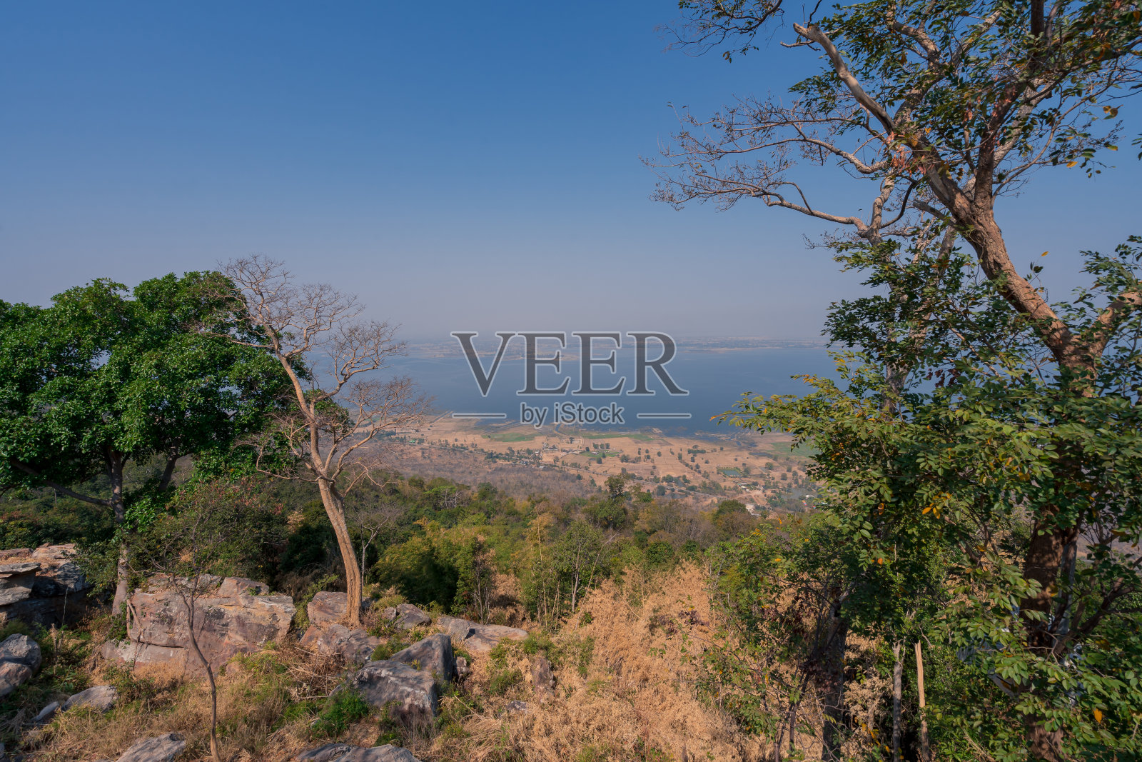 薄雾湖、水坝、森林山顶的蓝天照片摄影图片