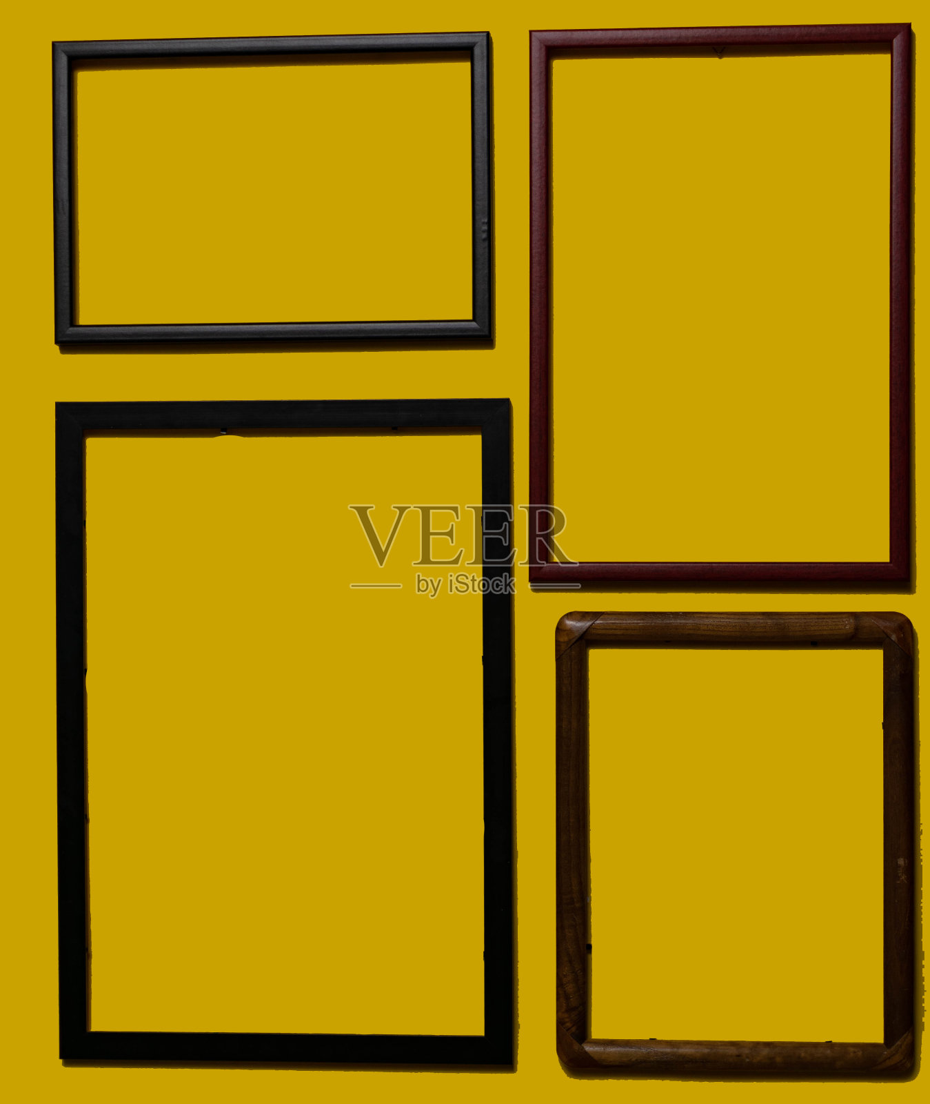 不同颜色背景的空画框,在墙上,在架子上,抽象的,木制的框架。照片摄影图片