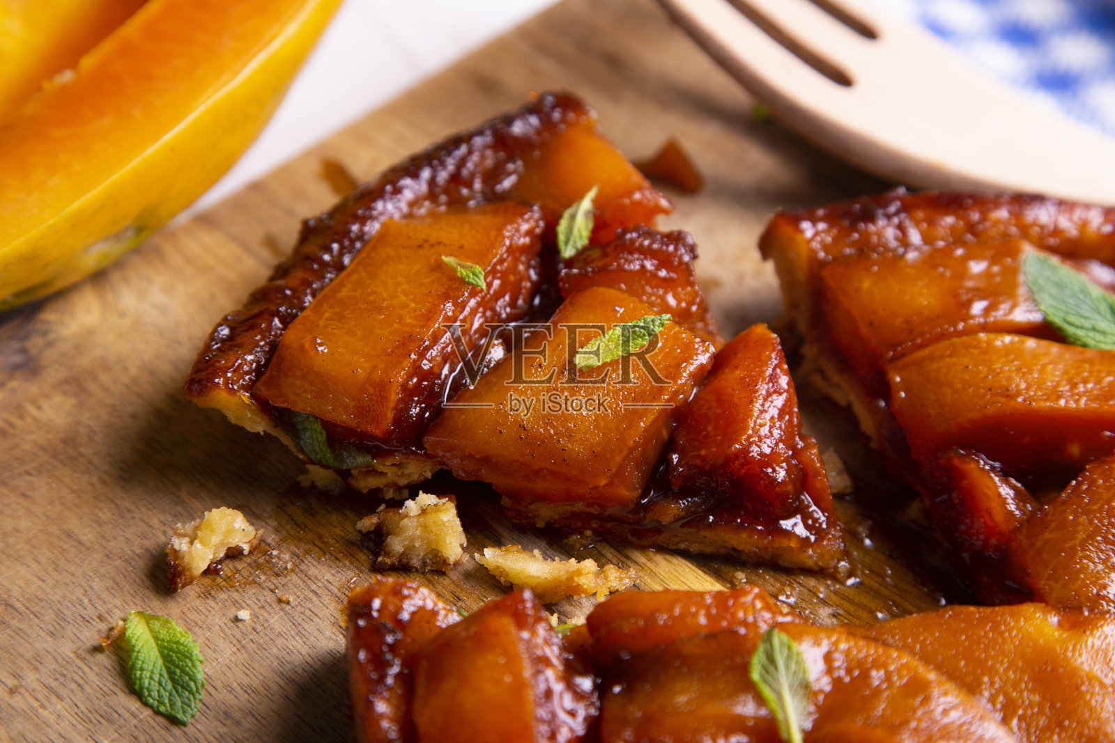 木瓜水果馅饼。传统的法式食谱,不加苹果,但加热带水果。照片摄影图片