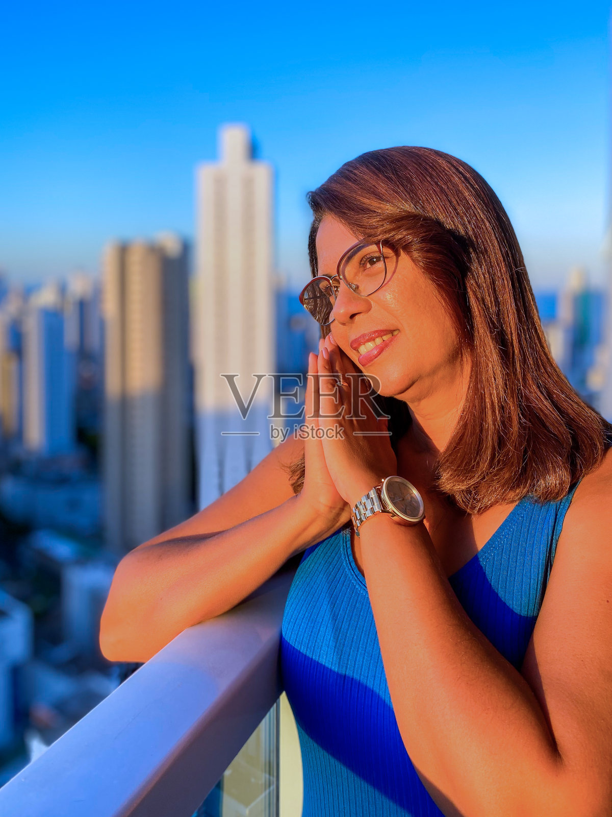 巴西女子欣赏日落照片摄影图片