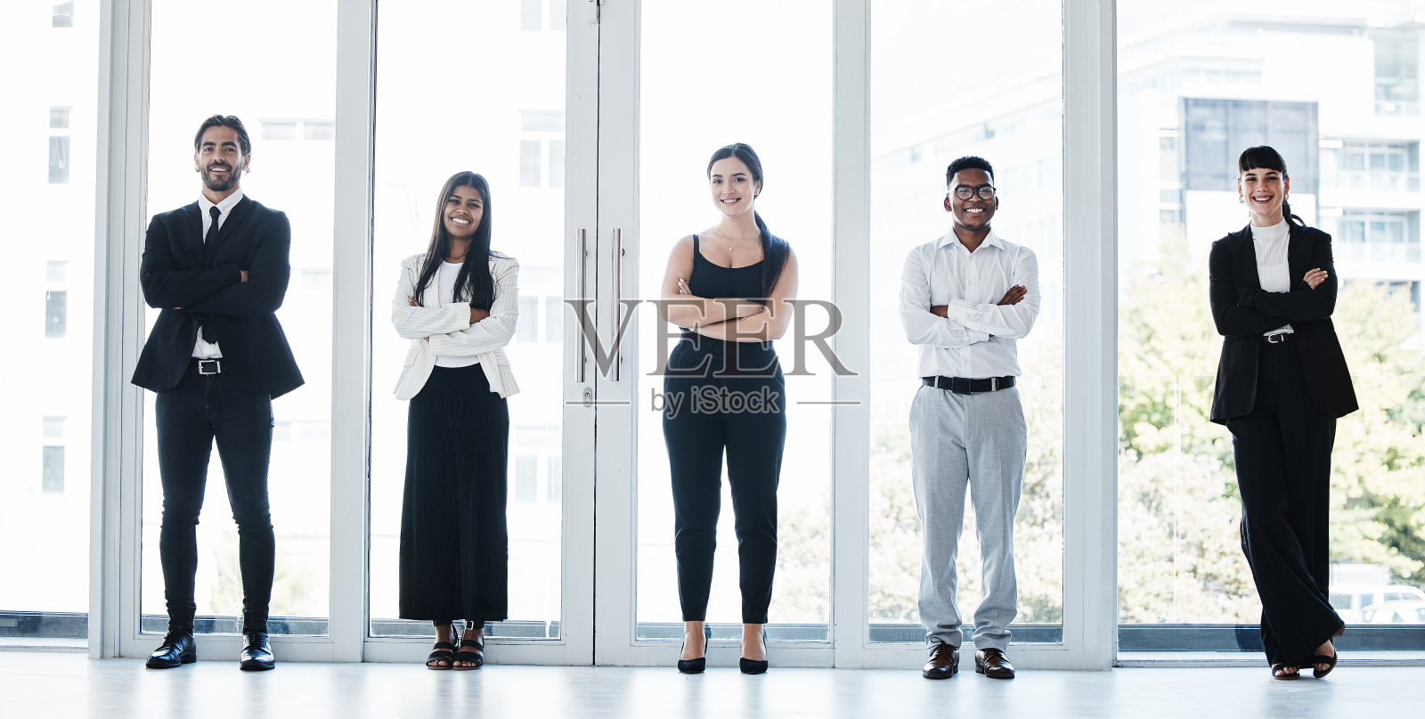 一群商人双手交叉在办公室里的照片照片摄影图片