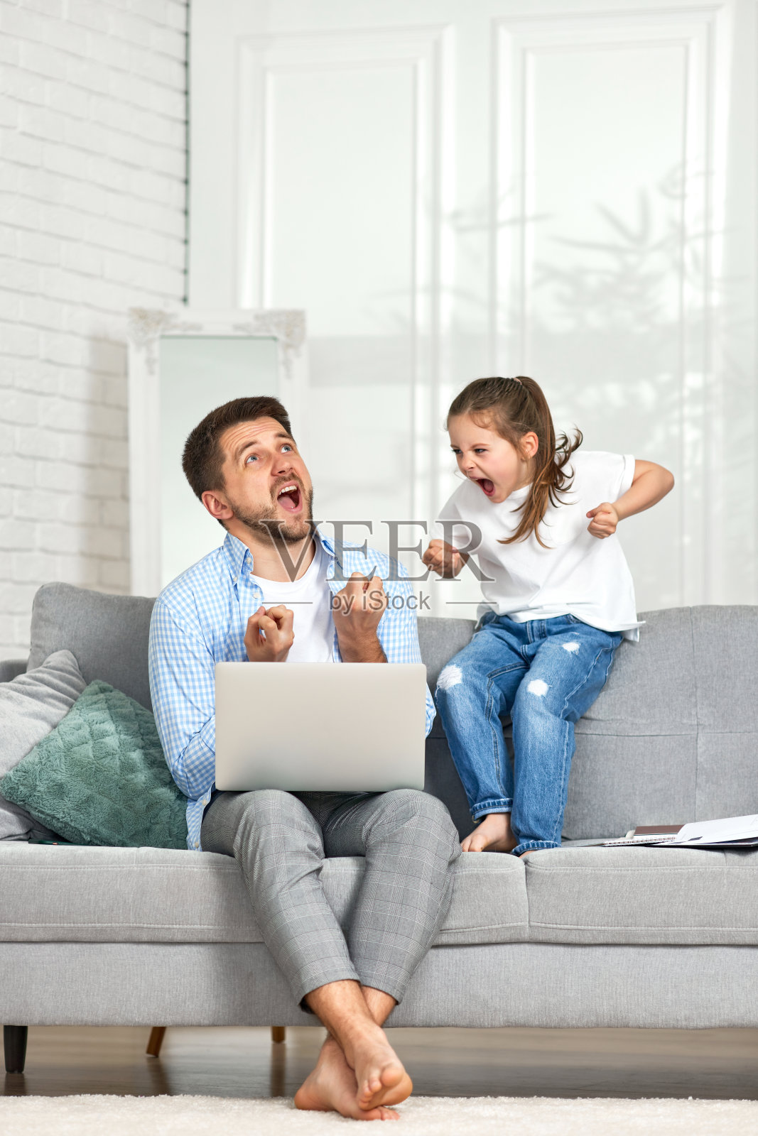 孩子和父亲互相大喊大叫,因为女儿妨碍了父亲的工作照片摄影图片