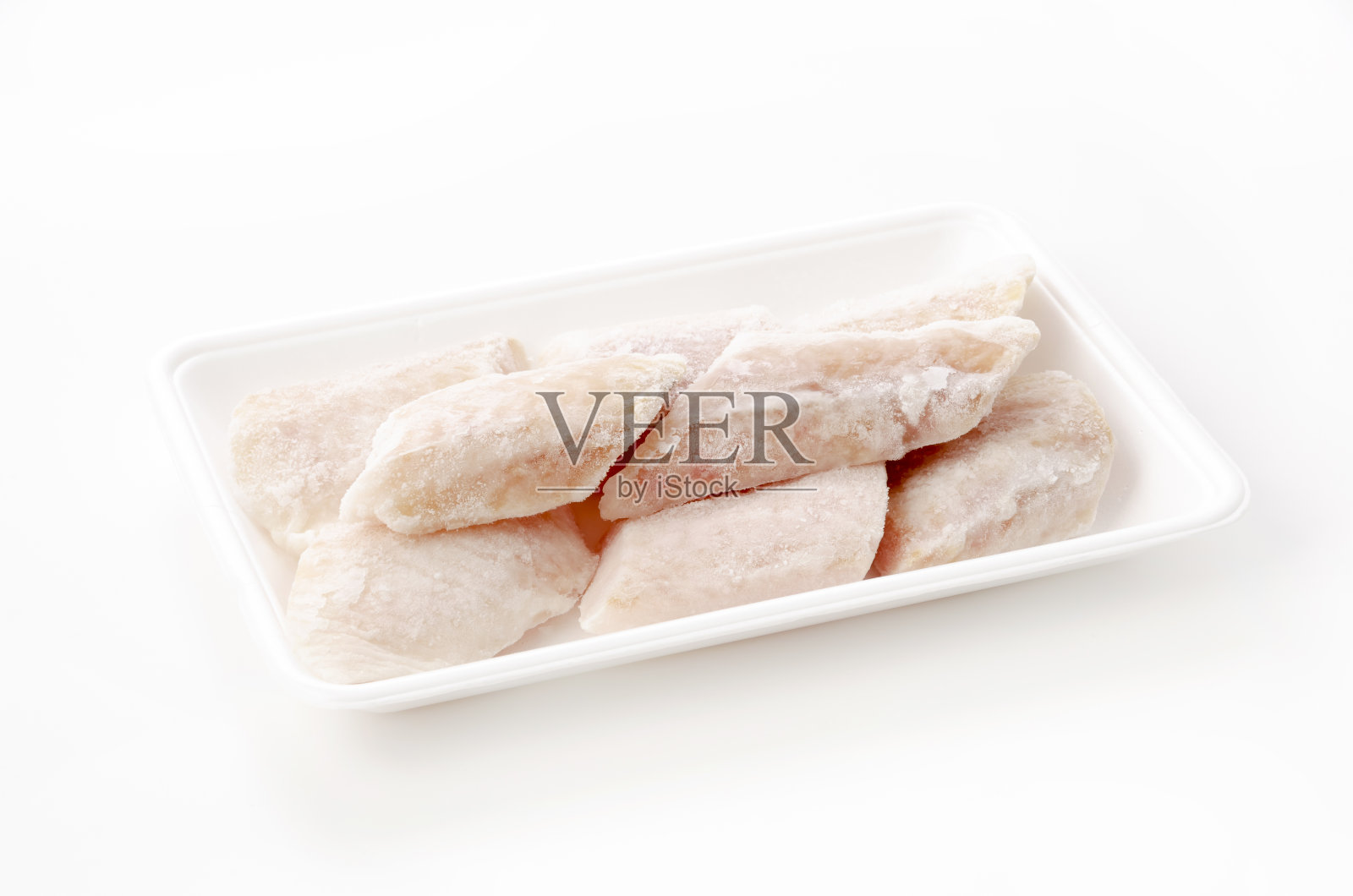 堪察加半岛的冻生鱼片比目鱼,泡沫托盘,白色背景照片摄影图片