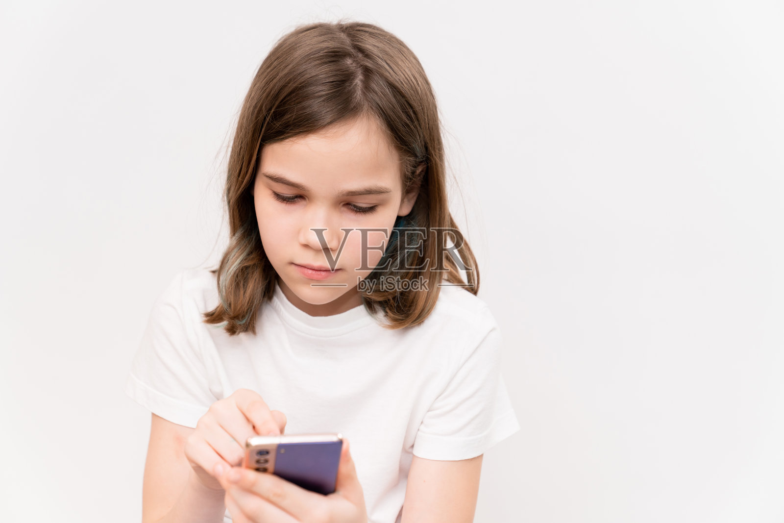 少女在白色背景的智能手机上打字照片摄影图片
