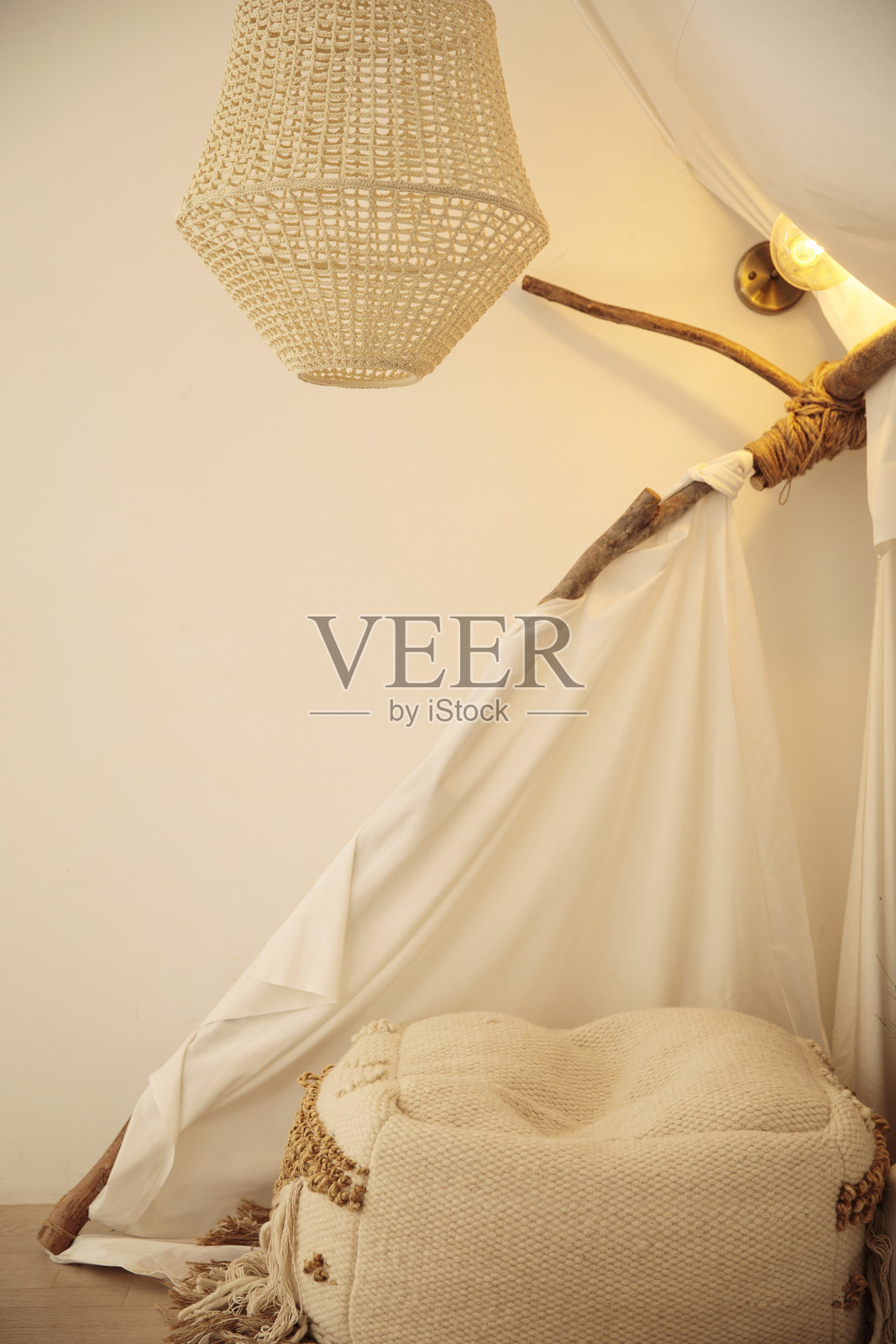 理疗室巧妙地装饰着靠垫、窗帘和灯光。照片摄影图片