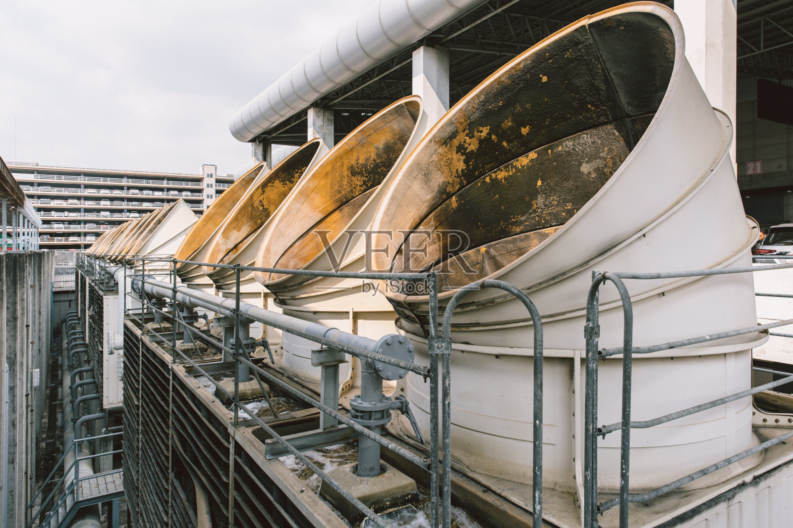 特写空气冷却塔用于暖通空调冷却塔管道通风气孔机组在建筑屋顶室外蓝天。照片摄影图片