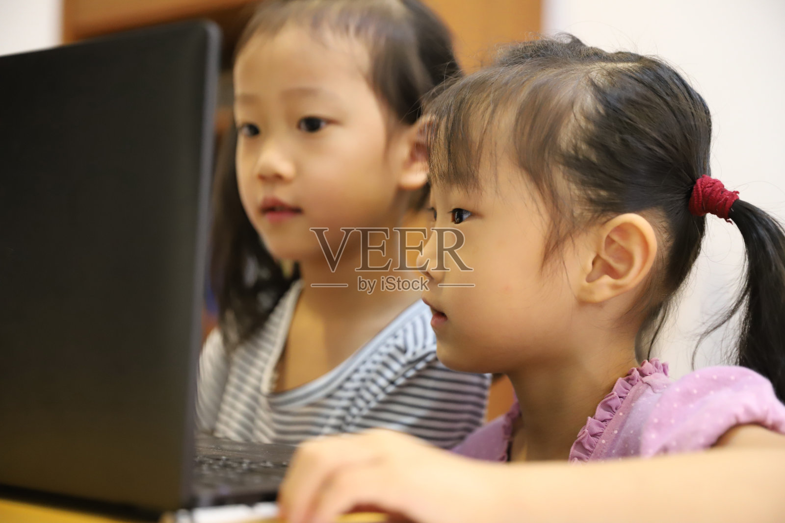 2019冠状病毒病发生时,年轻女孩在网上学习照片摄影图片