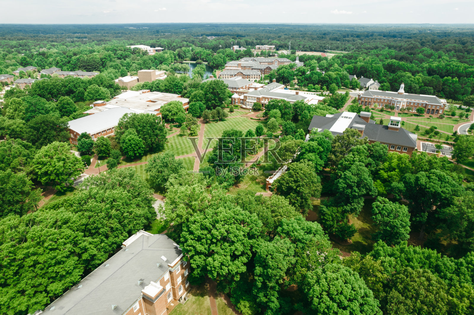 春天的大学校园上空照片摄影图片