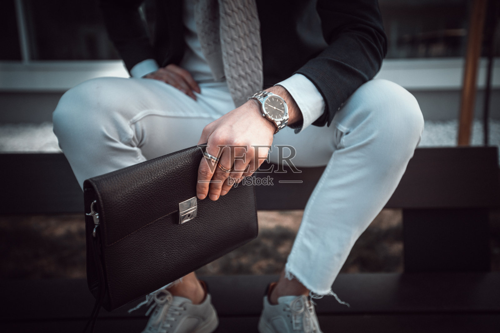 坐在长椅上的现代绅士照片摄影图片