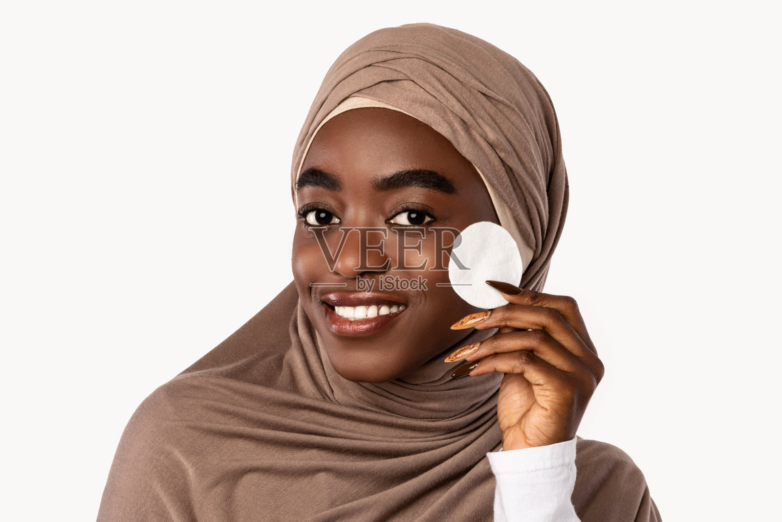 穆斯林黑人妇女用棉垫清洁皮肤的肖像照片摄影图片