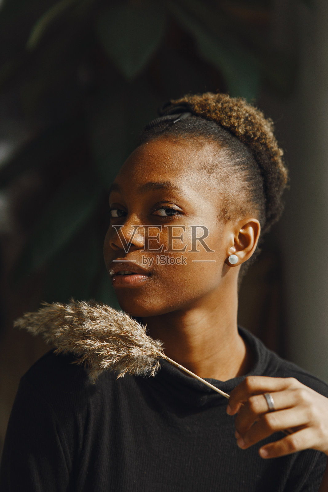 一位非洲妇女望向镜头照片摄影图片