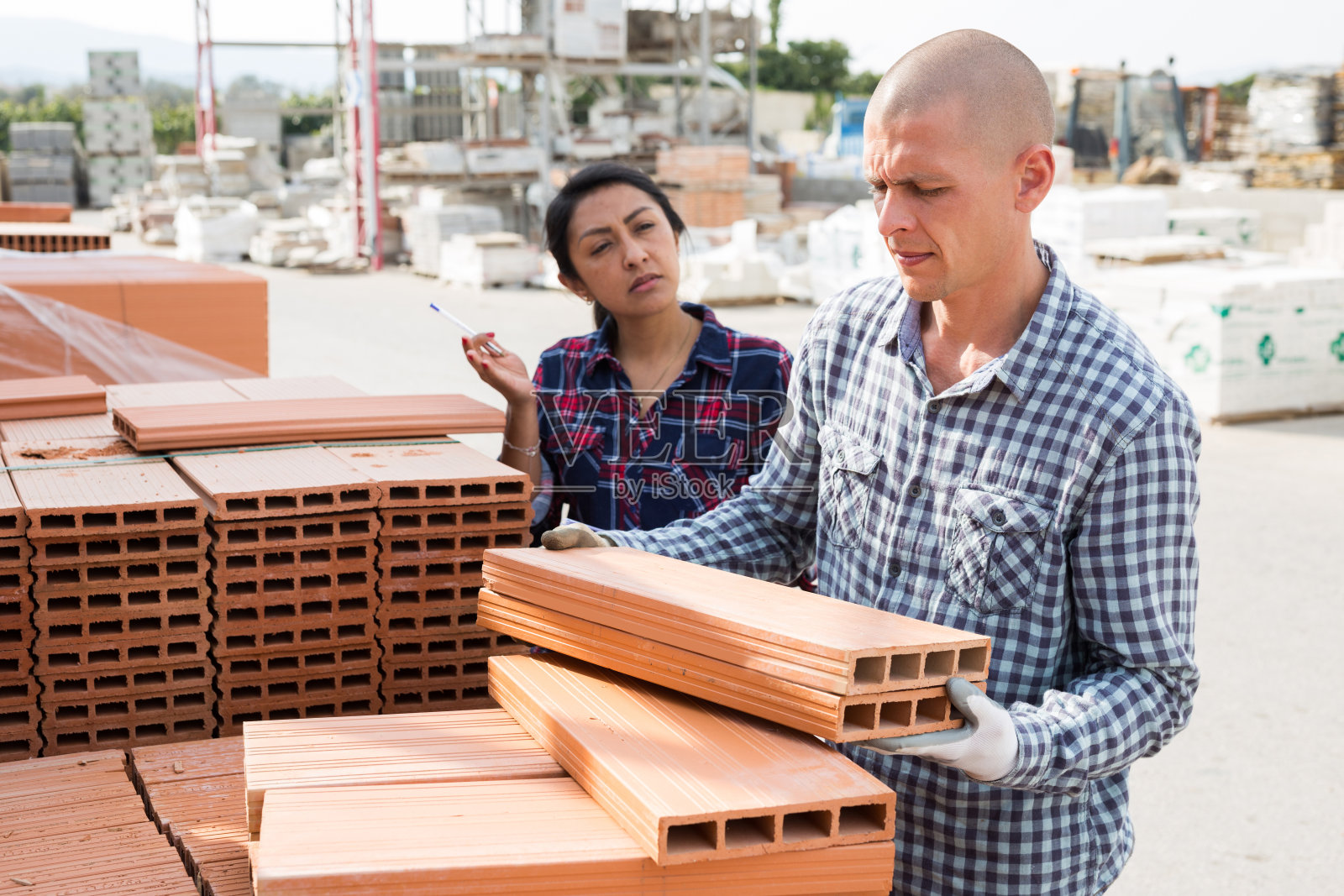 一名男工人正在仓库堆放隔热板照片摄影图片