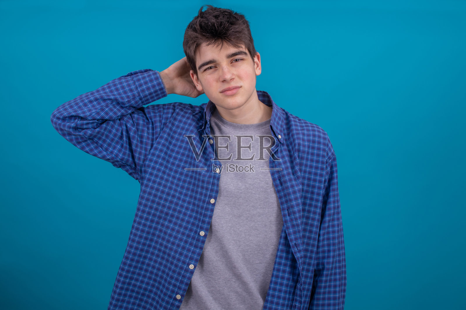 年轻男性青少年或学生在休闲风格孤立的颜色背景照片摄影图片