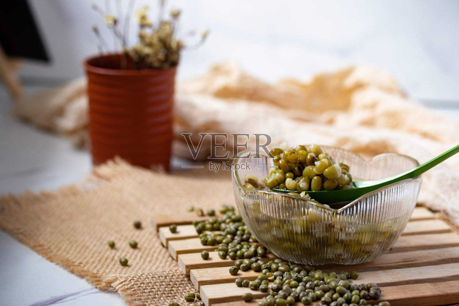 青豆煮糖在一个杯子在灰色的背景照片摄影图片