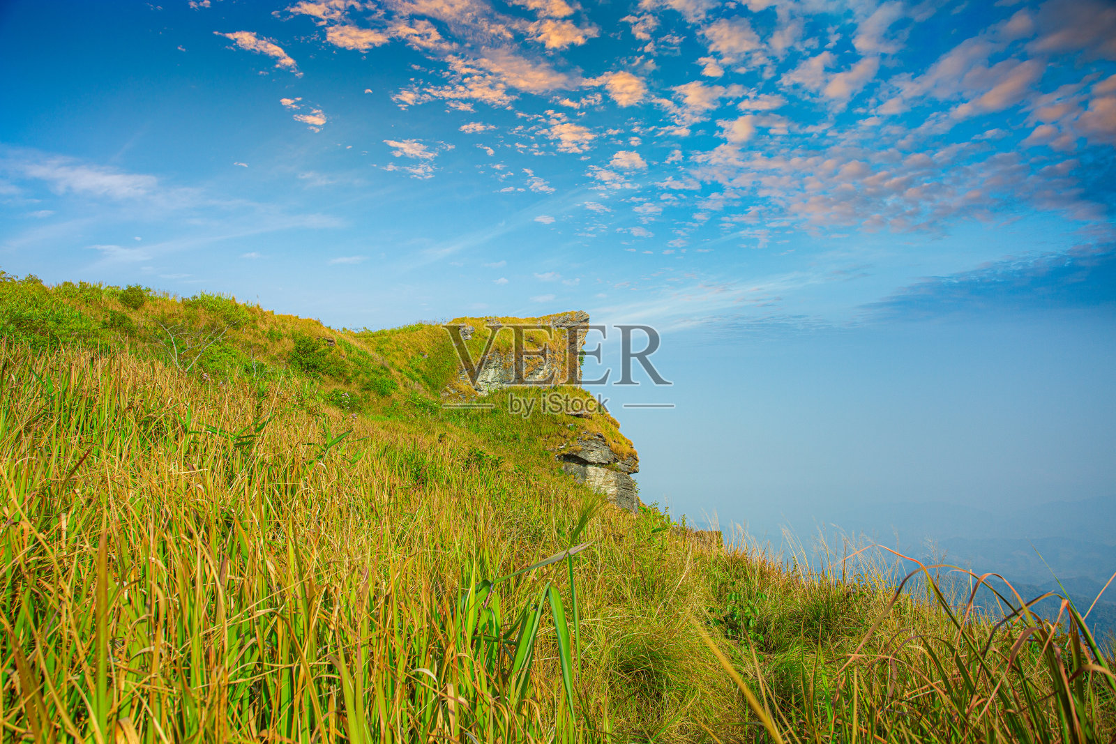与美丽的天空,美丽的风景。泰国清莱省的妇池发国家公园。照片摄影图片