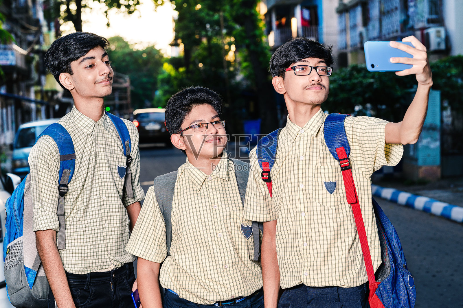 三个年轻的学生放学后一起自拍。照片摄影图片