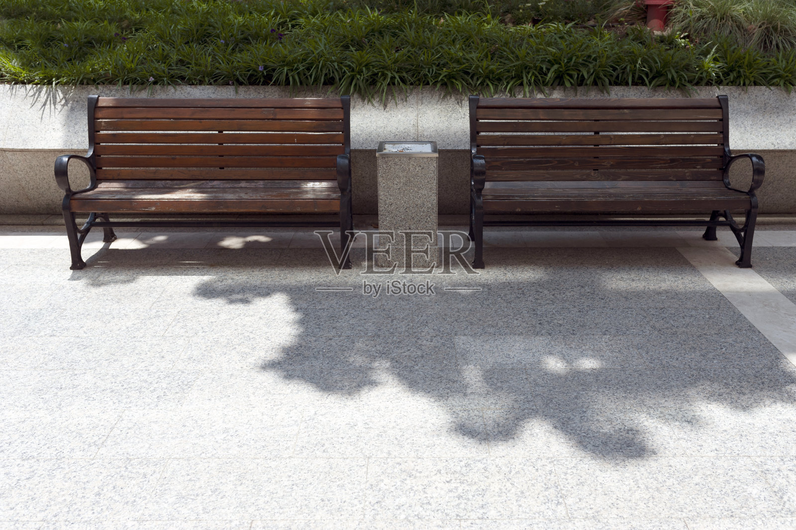 城市,双空公园沙发。照片摄影图片