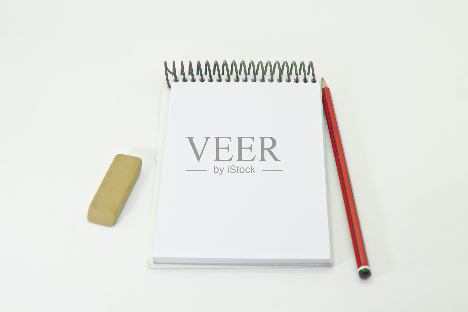 记事本,铅笔和橡皮擦。照片摄影图片