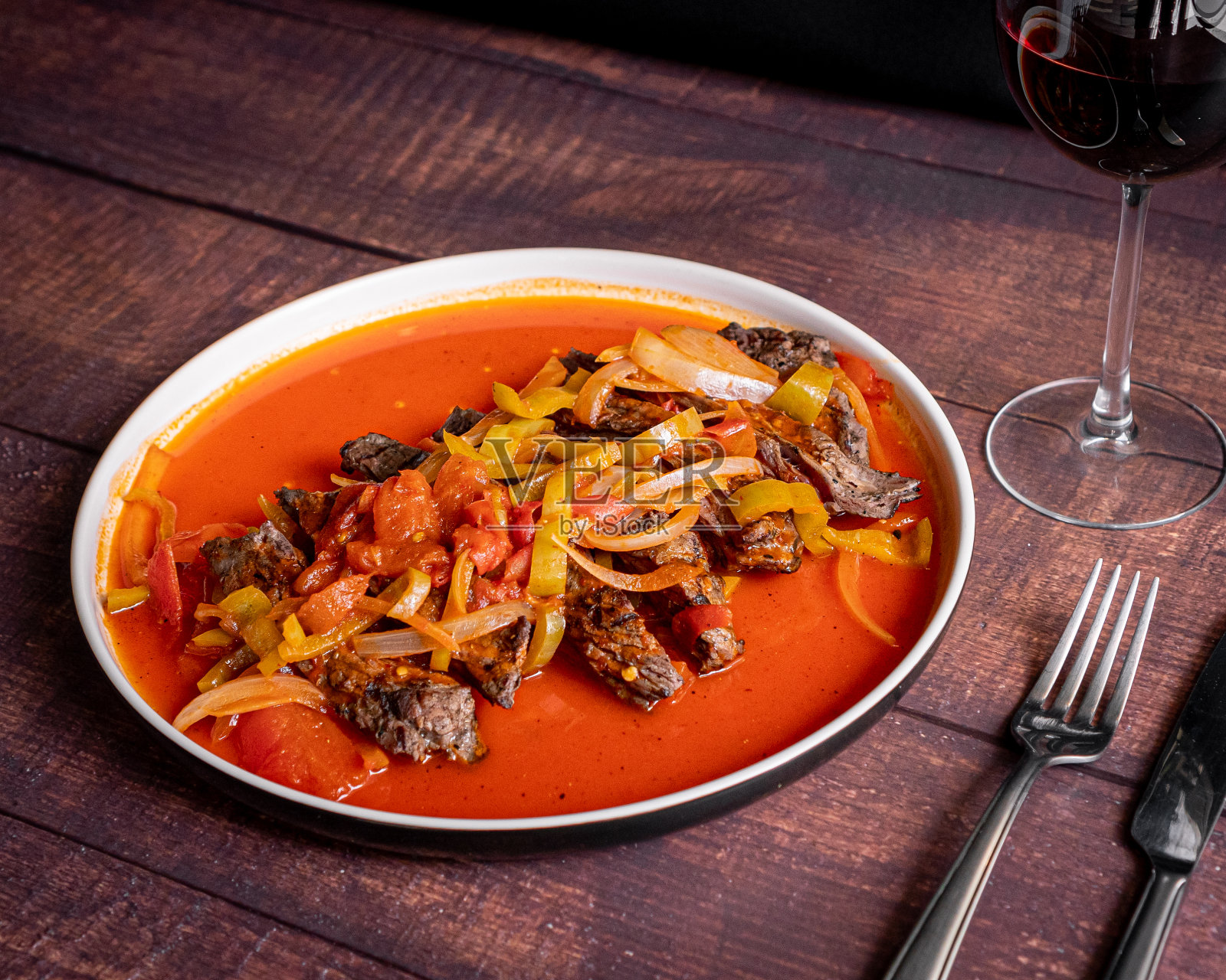 精致的蜘蛛肉盛在白色的盘子里照片摄影图片