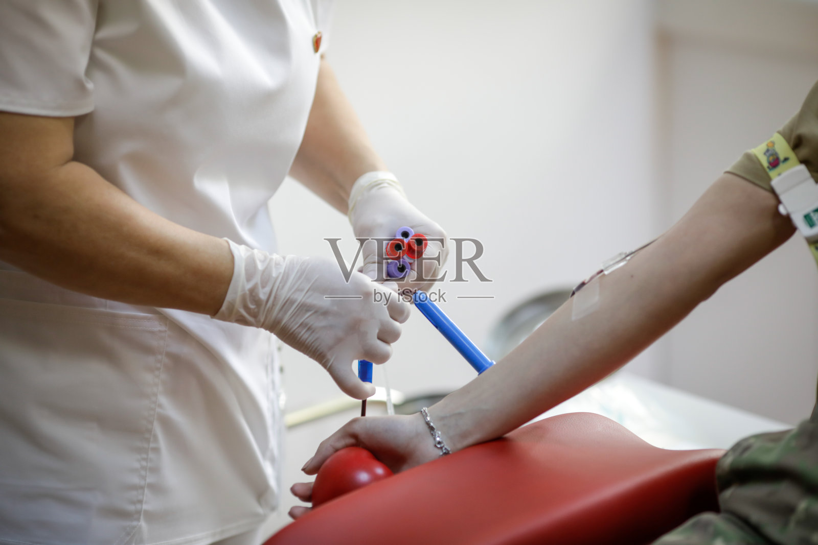 浅景深(选择性聚焦)的细节与医务工作者的手准备献血志愿者。照片摄影图片
