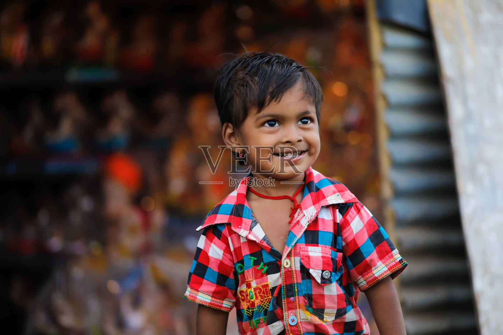 印度可怜的孩子在家里玩照片摄影图片