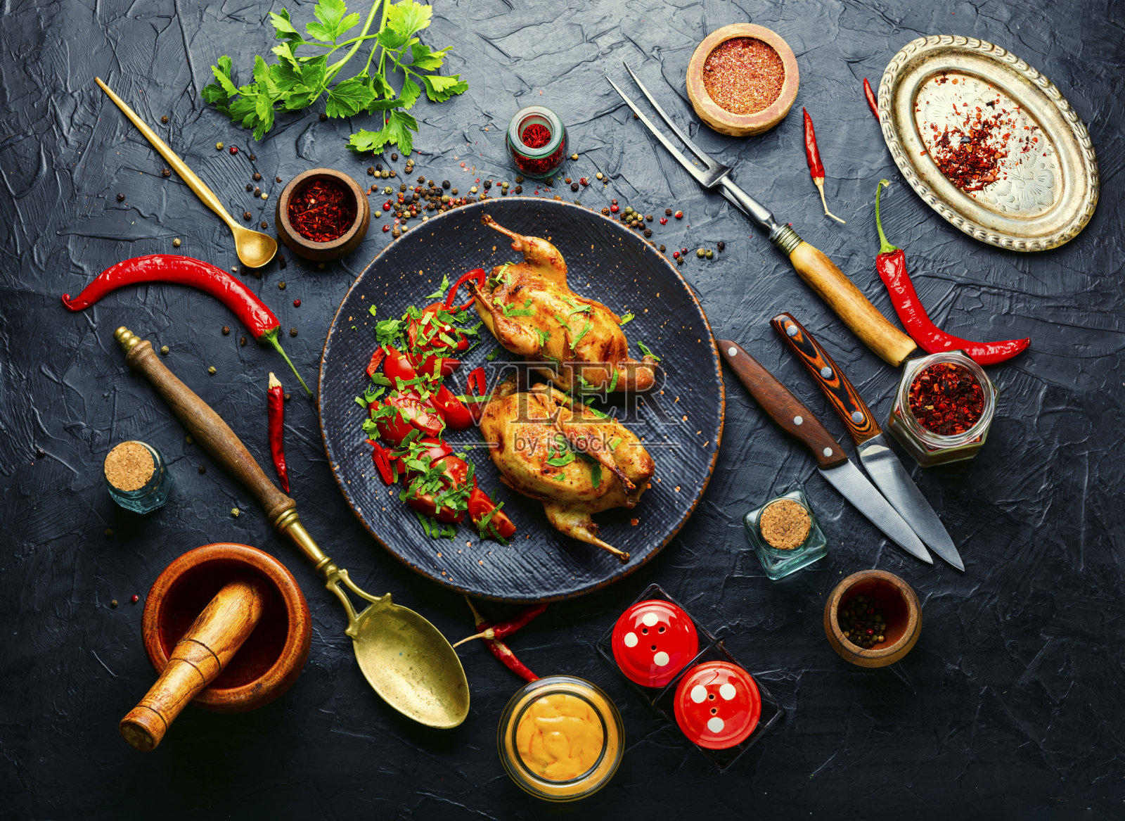 整个烤鹌鹑照片摄影图片