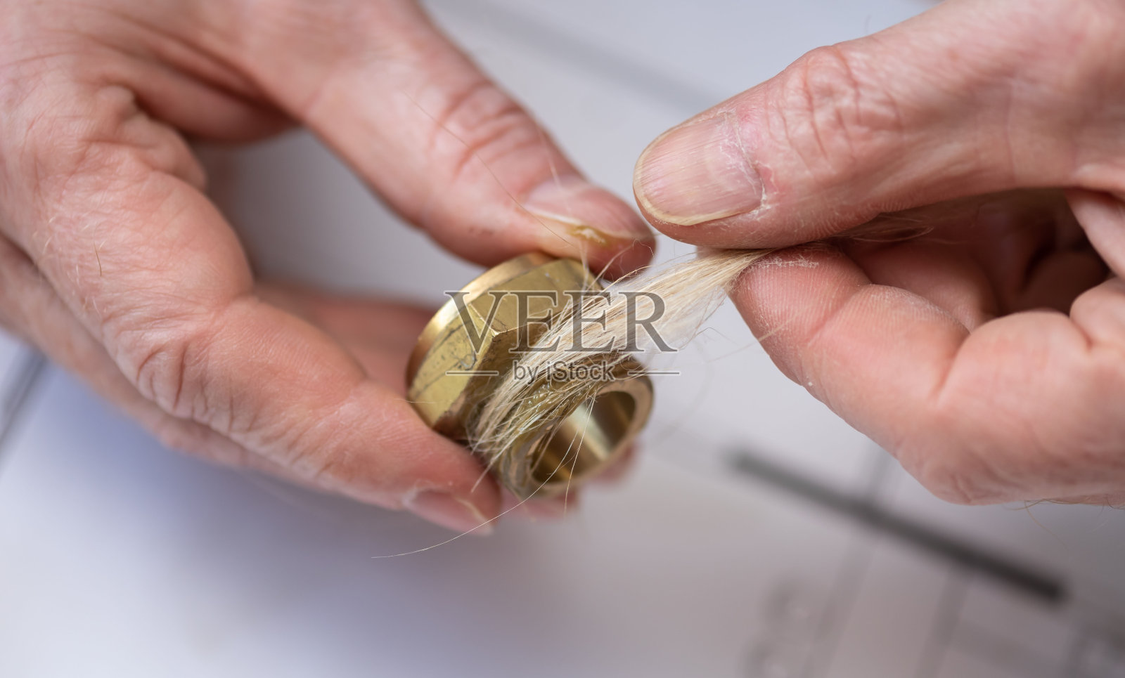 水管工准备密封配件照片摄影图片