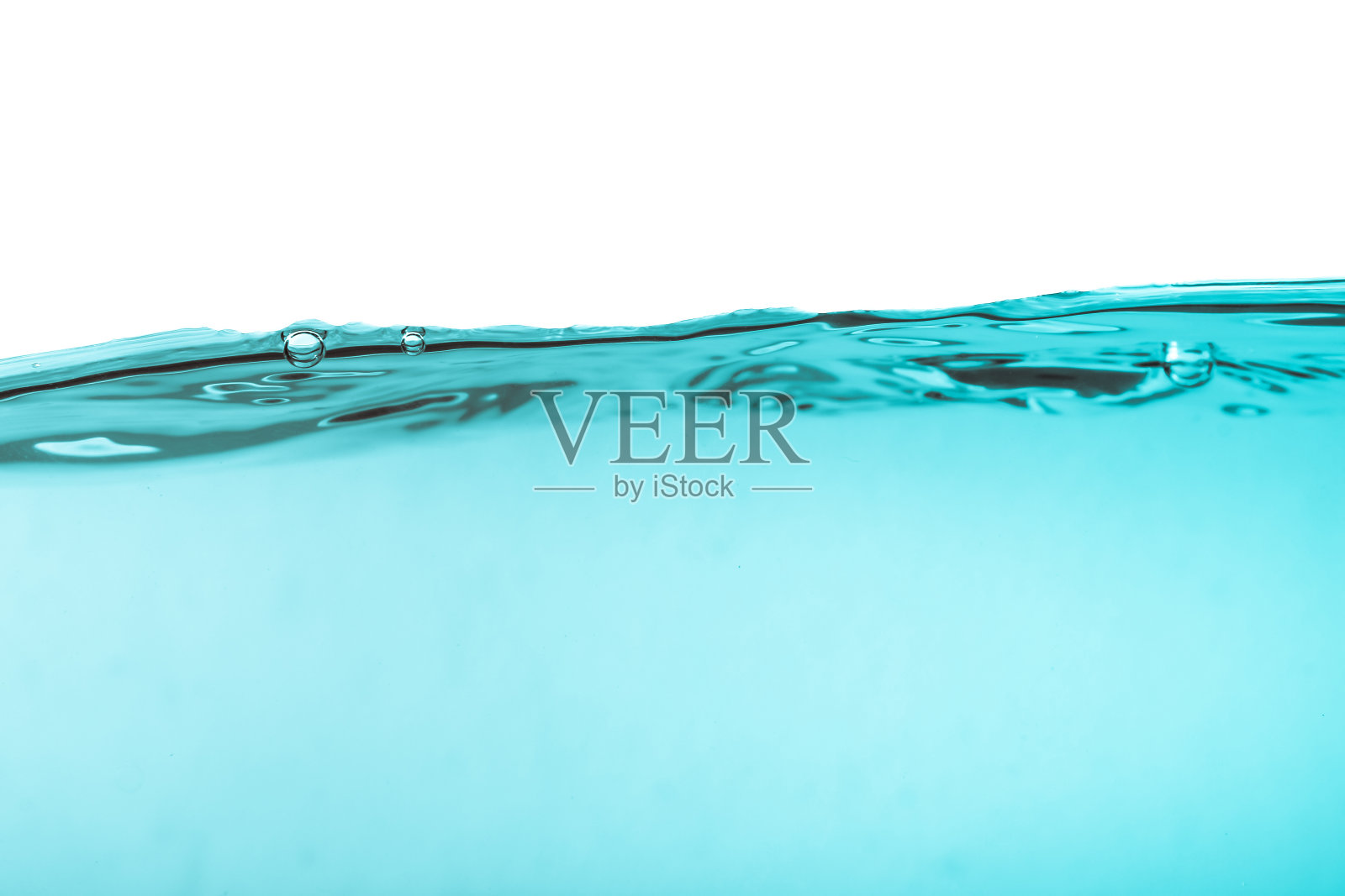 蓝色的水面与波纹和泡沫透明的白色背景照片摄影图片