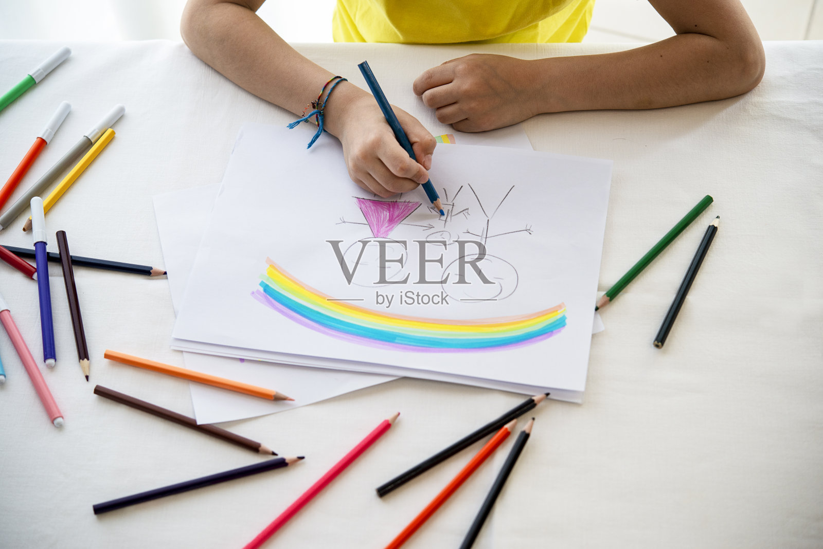 一个孩子的手一边画着父亲母亲儿子父母的家庭概念照片摄影图片