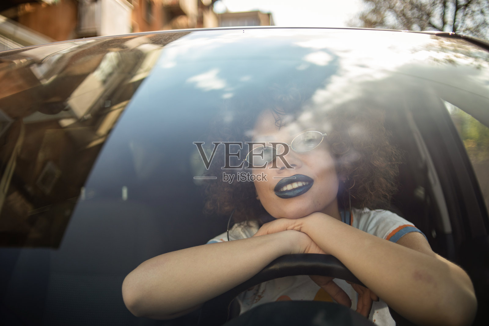 一个年轻的城市妇女独自乘车。照片摄影图片