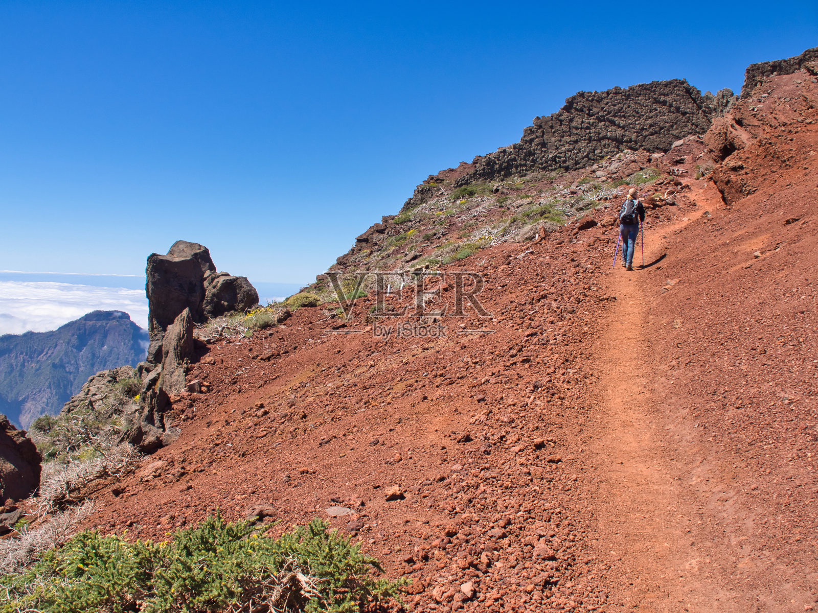 一个年轻的女人在拉帕尔马的Roque de los Muchachos的超现实主义景观中漫步照片摄影图片