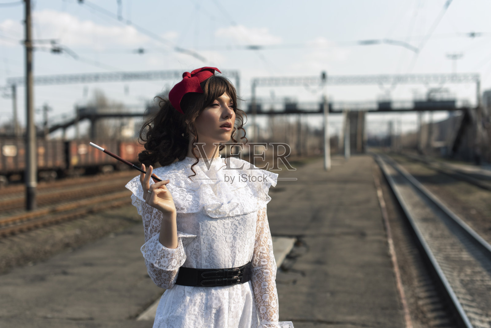年轻女子在老火车站照片摄影图片