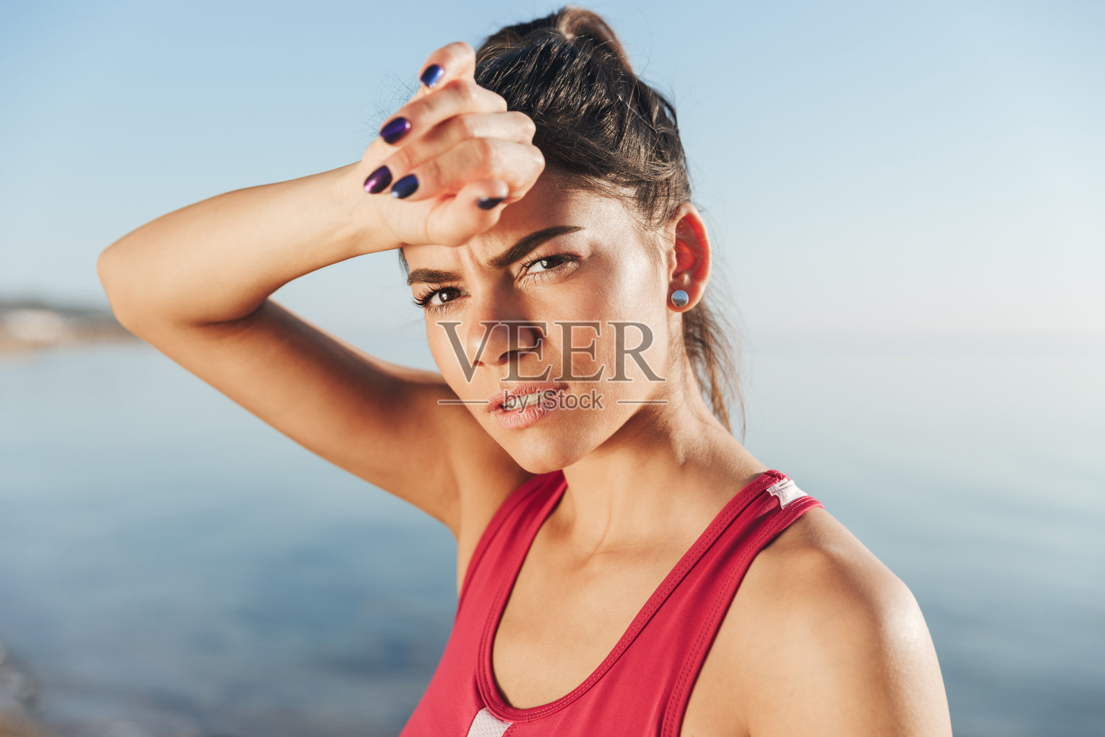 疲惫的女运动员在训练后看着镜头放松照片摄影图片