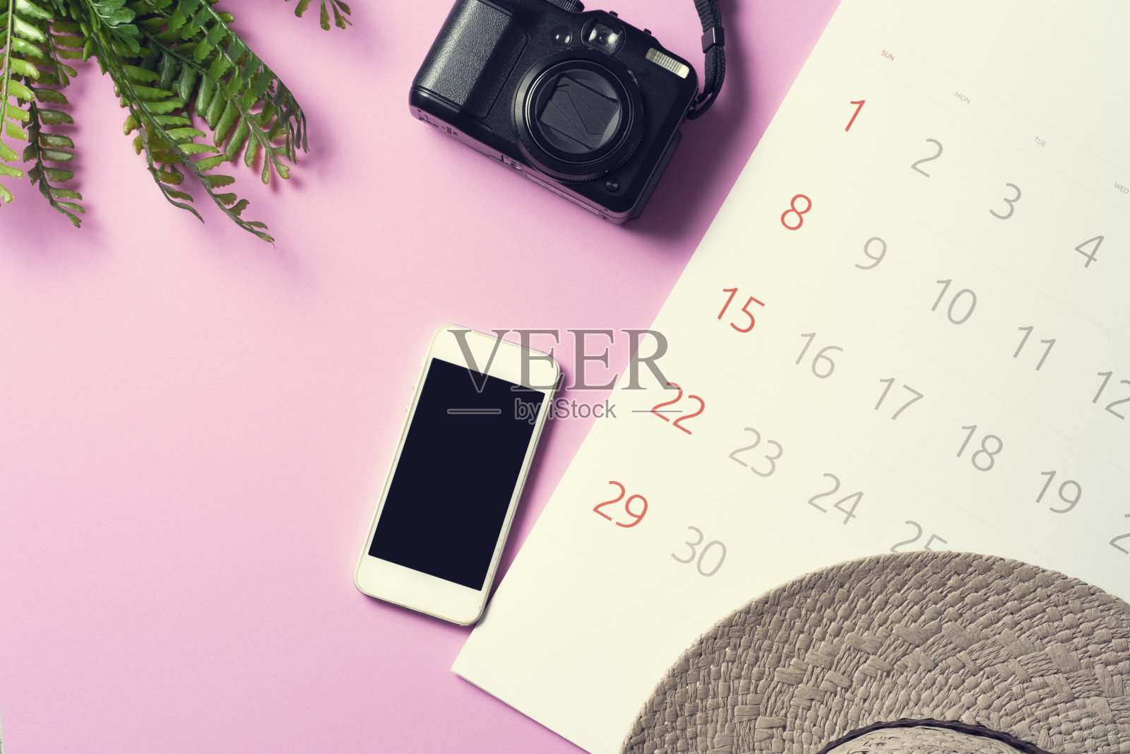 旅游计划的概念与日历,手机,相机度假旅行计划在粉红色的桌子背景照片摄影图片