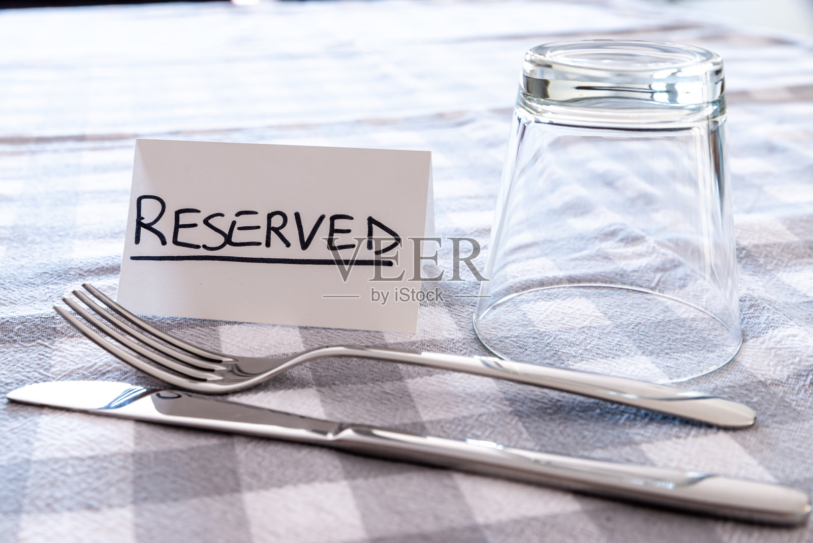 带文字的平板电脑“停止在线学习,去度假”。照片摄影图片